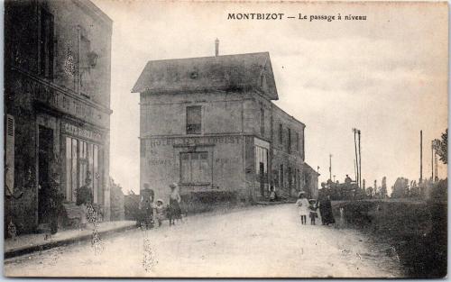 Montbizot.Passage à niveau