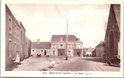 Montbizot.Place de l'église (2)